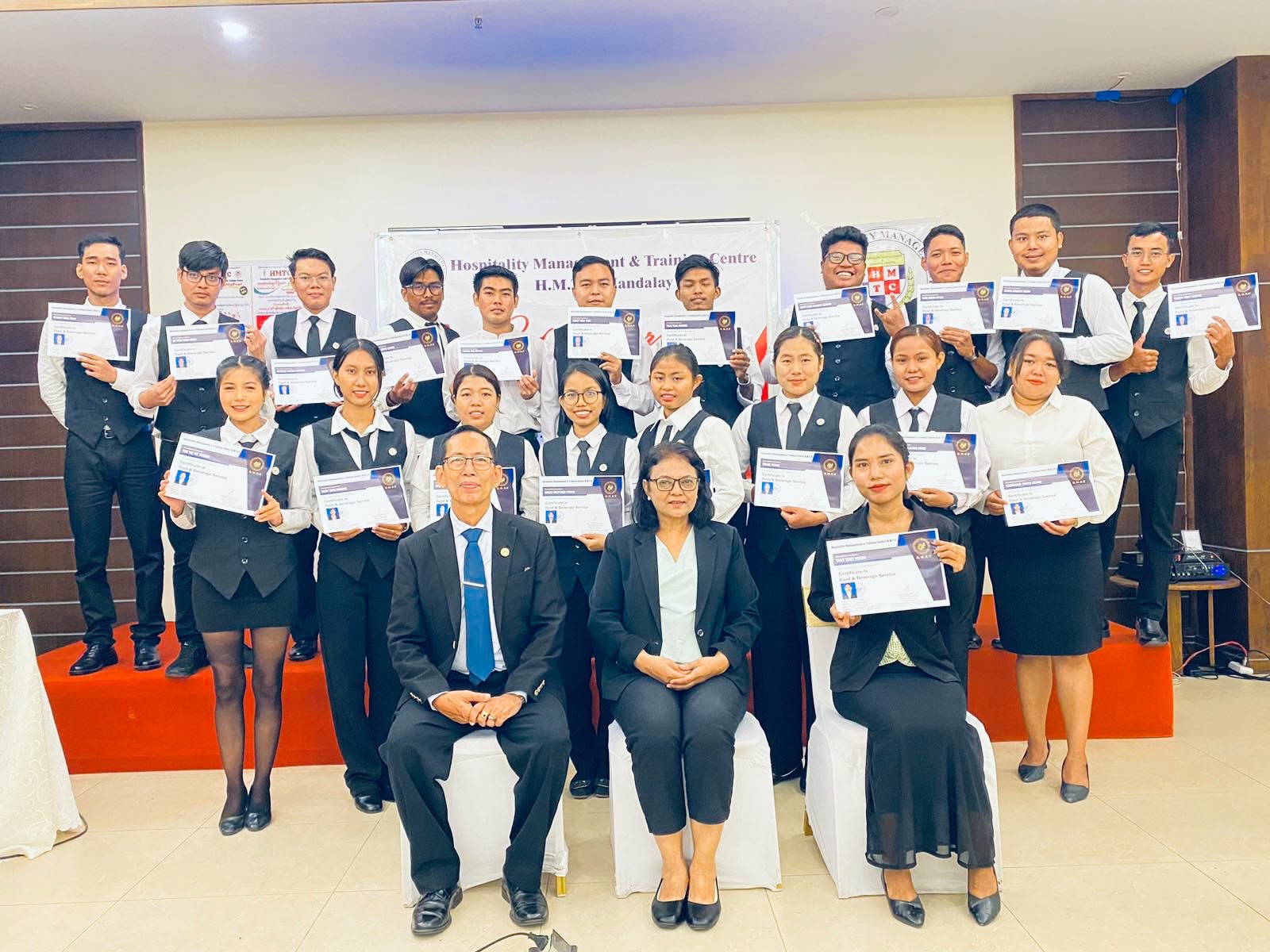 သင်တန်းဆင်းလက်မှတ်များနှင့်အတူ အမှတ်တရဓာတ်ပုံရိုက်နေသော HMTC မန္တလေးမှ ဆရာ၊ ဆရာမများနှင့် သင်တန်းသားများ