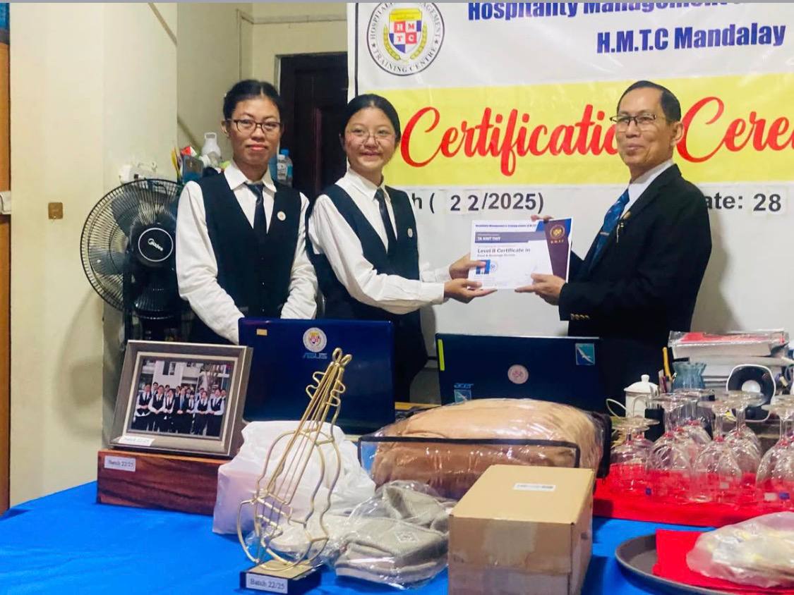 HMTC သင်တန်းဆင်းလက်မှတ် ပေးအပ်သည့် အခမ်းအနား
