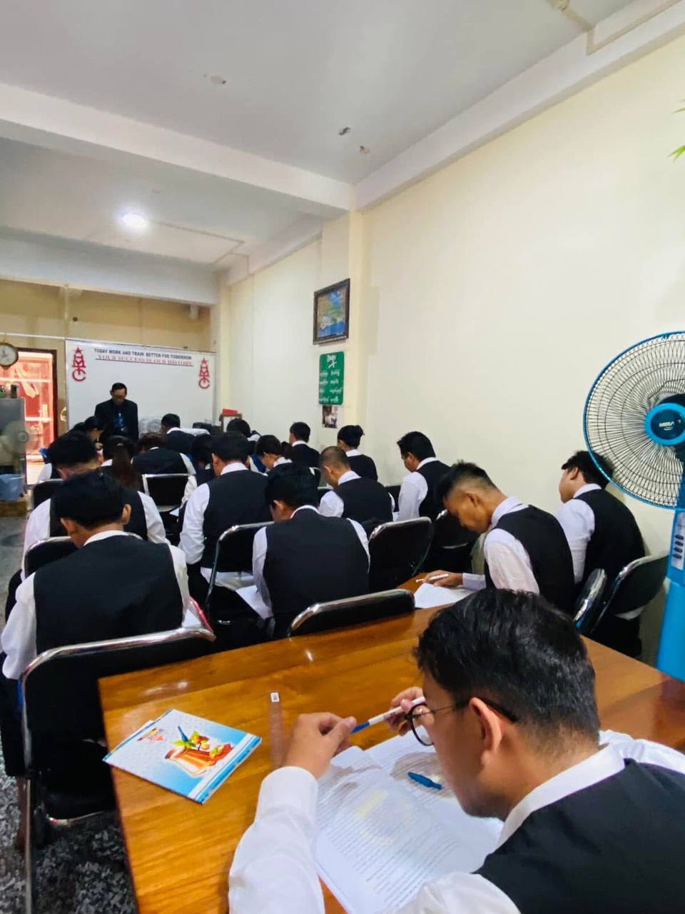 HMTC စာသင်ခန်းတွင် သင်ယူနေသော သင်တန်းသားများ