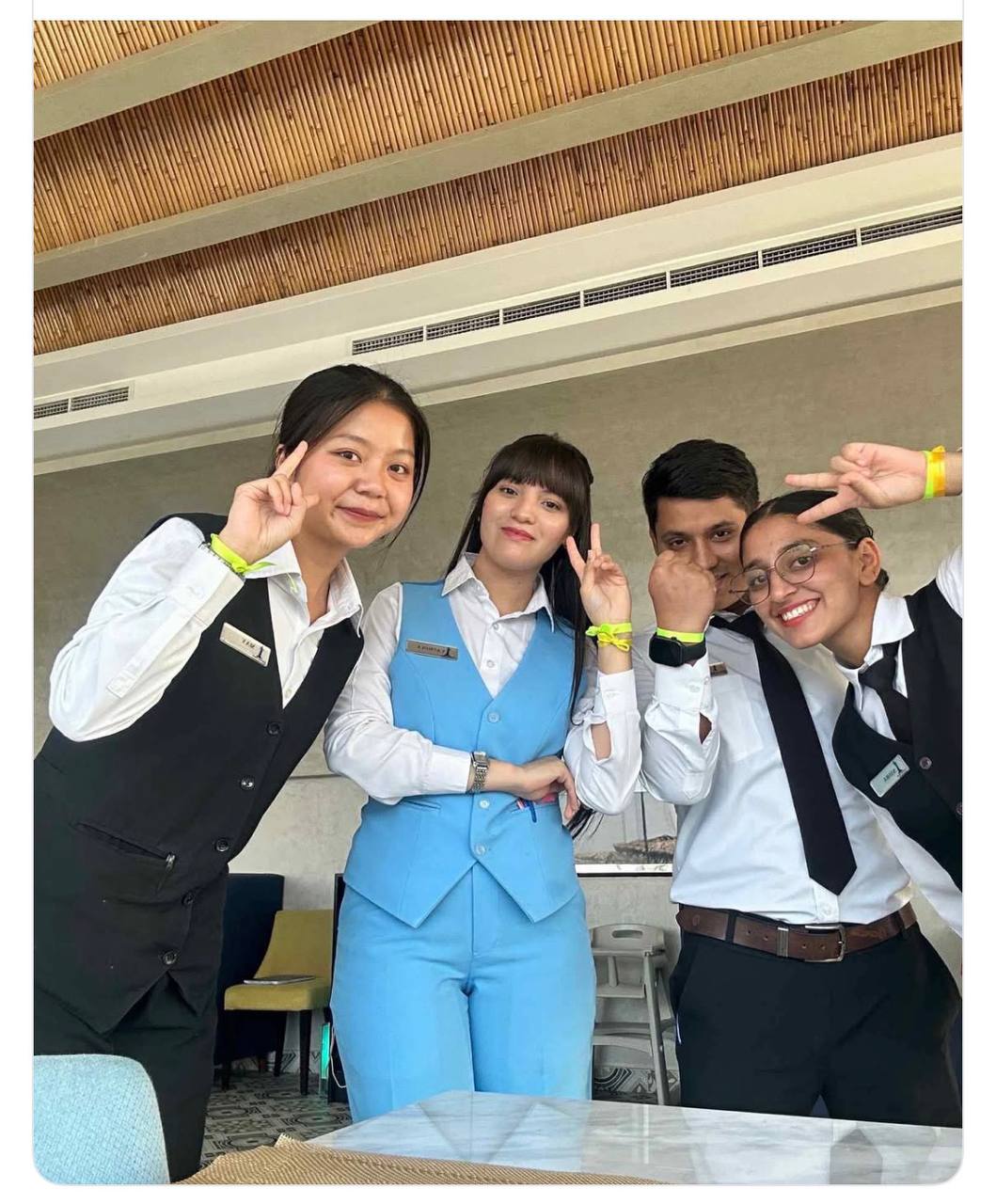 ဝန်ဆောင်မှုလုပ်ငန်းခွင်မှ လုပ်ဖော်ကိုင်ဖက်များ