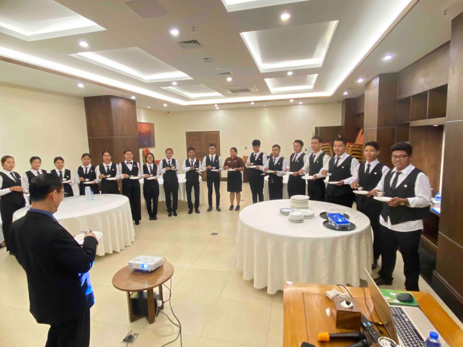 ဟိုတယ်စားသောက်ခန်းတွင် လက်တွေ့လေ့လာနေသော HMTC သင်တန်းသားများ